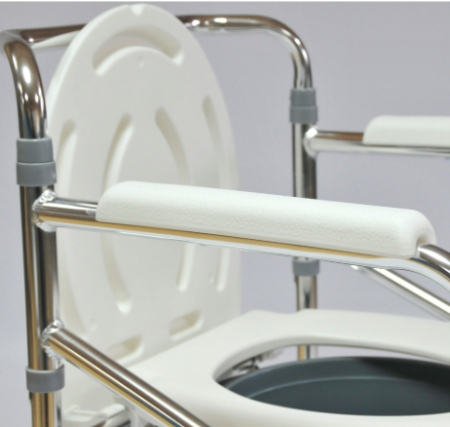 Кресло-стул с санитарным оснащением с колесами FS696