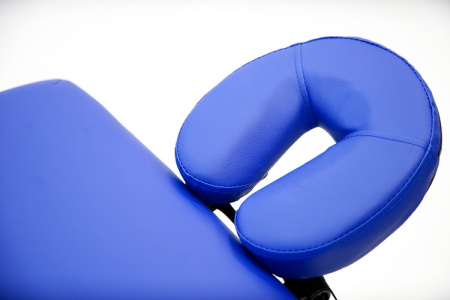 Складной массажный стол на деревянном каркасе с возможностью регулировки высоты панели