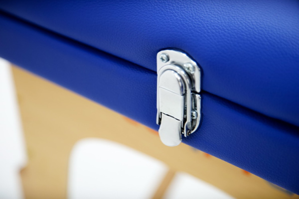 Складной массажный стол на деревянном каркасе с возможностью регулировки высоты панели