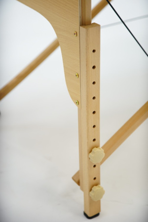 Складной массажный стол на деревянном каркасе с возможностью регулировки высоты панели