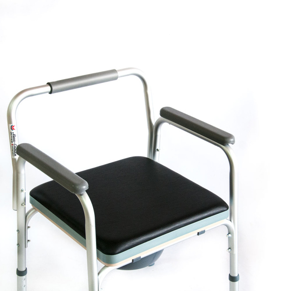 Кресло-стул с санитарным оснащением FS895L