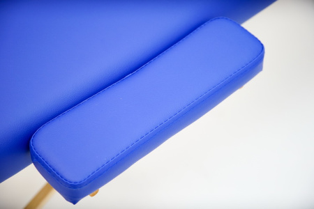 Складной массажный стол на деревянном каркасе с возможностью регулировки высоты панели