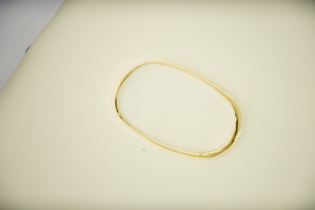 Складной массажный стол на деревянном каркасе Кремовый