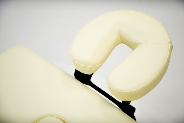 Складной массажный стол на деревянном каркасе с возможностью регулировки высоты панели